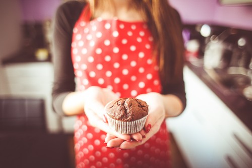 little-homemade-muffin-in-hands_free_stock_photos_picjumbo_HNCK4127.jpg